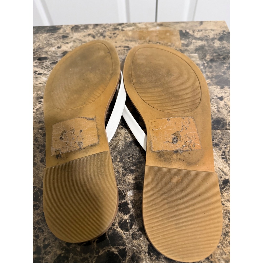 Torrid Womens White Faux Leather Thong Flip Flop Sandals Tan Footbed 9.5W - Picture 4 of 4
